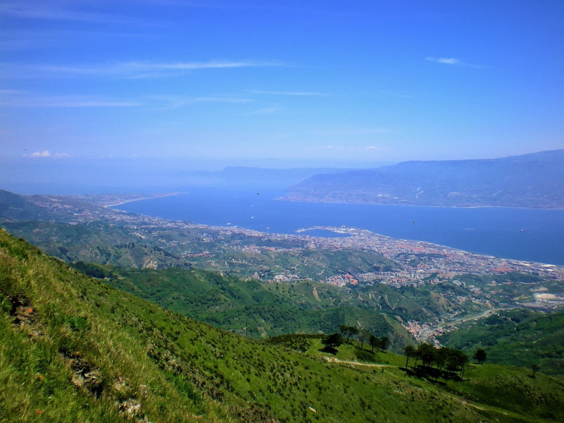 Lo Stretto di Messina dalla vetta di Monte Dinnammare